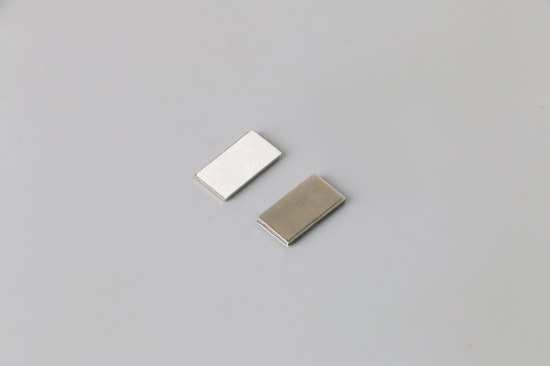 Foto para Adhesive Mounting Metal Tab